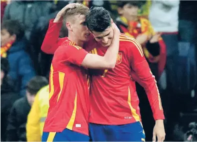  ?? AP ?? Morata recibe el abrazo de Dani Olmo al marcharse del campo