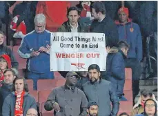  ?? FOTO: IMAGO ?? Fans des FC Arsenal forderten Arsène Wenger während des 1:5 gegen den FC Bayern München zum Rücktritt auf.