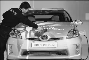  ?? PHILIPPE LOPEZ, Afp/getty Images ?? A worker cleans a Toyota Hybrid Prius at the Shanghai Auto Show last year. Foreign and domestic carmakers are struggling to sell environmen­t-friendly
vehicles in China, the world’s largest auto market.
