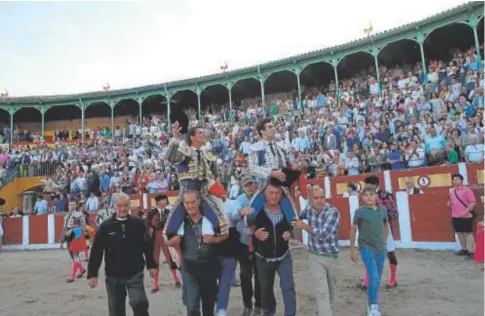  ?? // JOAQUÍN ROMERA ?? El Julio y el toledano Tomás Rufo salen a hombros de ‘La Caprichosa’ en Talavera