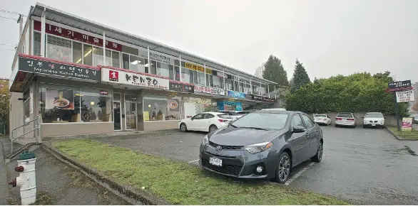  ?? PHOTOS: FRANCIS GEORGIAN/VANCOUVER SUN ?? Signs in multiple languages at a strip mall along Kingsway in the Metrotown area of Burnaby highlight just how many different ethnicitie­s are living together in one city.