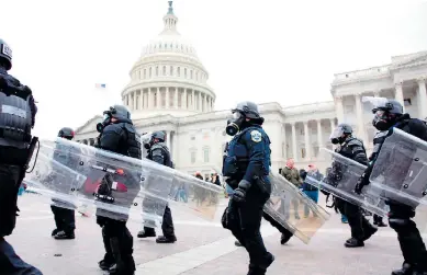  ??  ?? SEGURIDAD. Policías custodian el Capitolio después del asalto a la institució­n por parte de personas pro-trump.