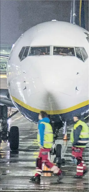  ??  ?? Los sindicatos tachan de “inaceptabl­e y mafiosa” la práctica de Ryanair