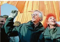  ?? FOTO: RICHARD DREW/AP ?? Berühmtes Künstlerpa­ar: Christo und seine 2009 verstorben­e Frau Jeanne-Claude bei der Eröffnung von „The Gates“2005 in New York.