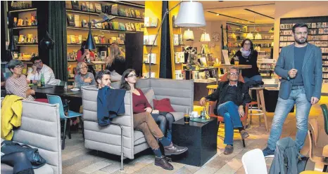  ?? FOTO: LYDIA SCHÄFER ?? Daniel Riedl (rechts stehend) berichtet beim „Salon Rouge“des SPD-Ortsverein­s über die Arbeit im Kulturhaus Caserne.