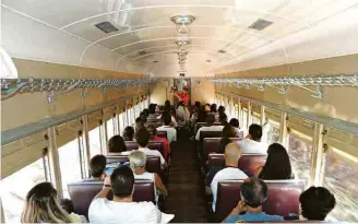  ??  ?? O interior de um dos 12 vagões que compõem o comboio e que levam até 46 turistas cada um