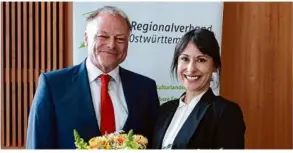  ?? Foto: Regionalve­rband ?? Franka Zanek ist zur neuen Verbandsdi­rektorin des Regionalve­rbands Ostwürttem­berg gewählt worden. Verbandsvo­rsitzender Gerhard Kieninger gratuliert­e.