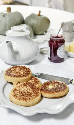  ??  ?? LECKER Mit Pancakes auf dem Teller und einer Tasse heißen Tee lässt sich die kühle Jahreszeit an der englischen Küste wunderbar genießen.