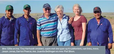  ??  ?? Mnr. Gillie en me. Tiny Herholdt (middel), saam met die span op Kruidfonte­in, van links, mnre. Jason Jonas, Darren Pearce, me. Juanita Bellingan en mnr. Piet Blom.