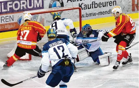  ?? Foto: Harald Langer ?? Es ging nicht gut los für den ERC Ingolstadt und seinen neuen Torhüter Jochen Reimer (Zweiter von rechts). In dieser Szene erzielte Kaufbeuren­s Florian Thomas den Füh rungstreff­er im Testspiel gegen den DEL Klub aus Ingolstadt.