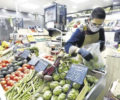  ?? JAIME GALINDK ?? El puesto número 50 de frutas y verduras del Mercado Central, ‘Patri y Juan’.