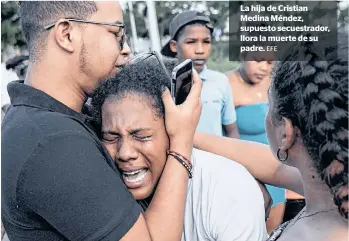  ?? EFE ?? La hija de Cristian Medina Méndez, supuesto secuestrad­or, llora la muerte de su padre.
