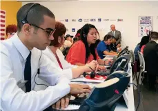  ?? /TOMAS ORIHUELA ?? Andrés Estévez, 21, atiende una de las 1,745 llamadas que entraron en la primera media hora de ayer.