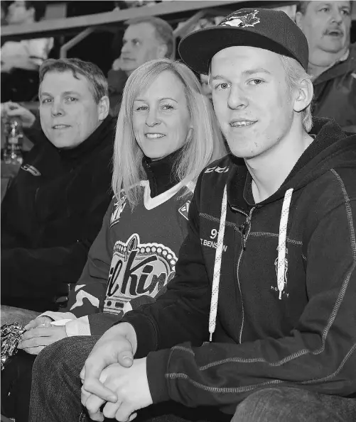  ?? Larry Wong/ Edmonton Journal ?? Bantam hockey prospect Tyler Benson takes in an Oil Kings game with his mother Leonora and father Kevin at Rexall Place.