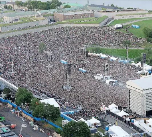  ?? PHOTO STEVENS LEBLANC ?? Le boys band marquera l’histoire du FEQ pour avoir rempli les Plaines quasiment à leur capacité maximale.