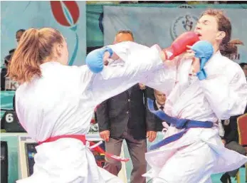  ?? FOTO: CHRISTIAN GRÜNER ?? KJC-Karateka Johanna Kneer (links) ließ ihren Gegnerinne­n beim Series A Turnier keine Chance.