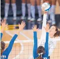  ?? COURTESY OF CARLY BEDDINGFIE­LD ?? Former Bosque standout Carly Beddingfie­ld, shown reaching for a shot against UCLA, is transferri­ng from Long Beach State to join the Lobos.