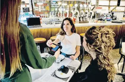  ?? Àlex Garcia ?? Los restaurant­es no pueden guardar los datos de nuestra tarjeta de crédito más allá de la reserva