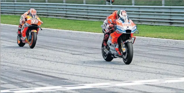  ??  ?? UNO CONTRA UNO. Jorge Lorenzo se impuso en el GP de Austria tras una emocionant­e batalla contra Marc Márquez, que aumenta su ventaja a al frente del Mundial de MotoGP.