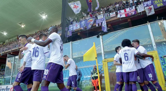  ??  ?? L’esultanza sotto lo spicchio di Marassi dedicato ai tifosi viola, dopo il gol del pareggio della Fiorentina arrivato a due minuti dalla fine