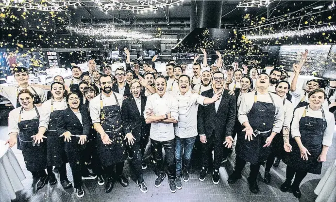  ?? Xavier ervera ?? Los hermanos Torres, con su equipo, celebran el éxito obtenido con la concesión de la tercera estrella Michelin