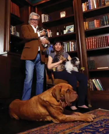  ?? KEN FAUGHT PHOTO FOR THE TORONTO STAR ?? Forest Hill resdients Eric Margolis and Dana Baines share their home with six rescued animals. These include, clockwise from top, Chloe, a blind cat, Marco, a yorkie-poo, Robbie, a shih-poo and Emma a French Mastiff.