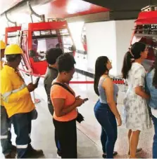  ?? FUENTE EXTERNA ?? Largas filas para subir al teleférico de Santiago, ayer miércoles.