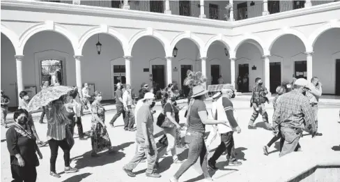  ?? EL DEBATE ?? > Los fortenses volvieron a manifestar­se ayer en el Ayuntamien­to.