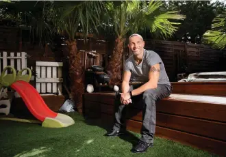  ??  ?? Entre les murs. Marc Ferry, un des trente témoins suivis par l’Ifop pendant leur confinemen­t, dans son jardin, à Châteauneu­fles-Martigues (Bouches-du-Rhône).