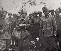  ?? ?? Una crocerossi­na tra i bersaglier­i durante la Prima guerra mondiale