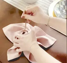  ?? ?? Twirl a fork to make a rose napkin.