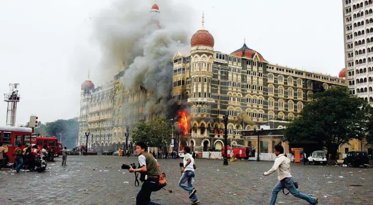  ?? REUTERS/ ARKO DATTA ?? ABURNING TAJ MAHALHOTEL DURING THE MUMBAI ATTACK IN 2008