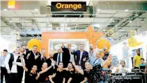  ??  ?? Orange Egypt officials with the smart store team during the opening