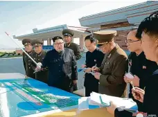  ?? Foto: 2x Profimedia.cz ?? Přímo u moře vyrůstá velké letovisko. Plány koordinuje sám vůdce Kim Čong-un (snímek vpravo).