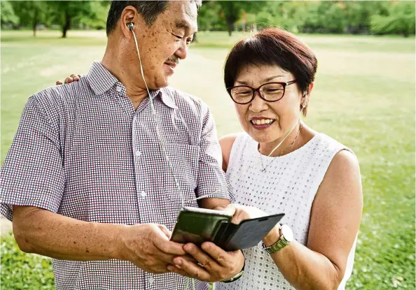  ?? — 123rf ?? Loved ones can help those struggling with dementia manage their mood by playing them music that calms them.