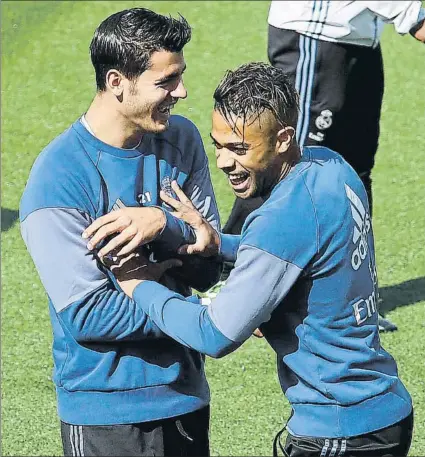  ?? FOTO: JA SIRVENT ?? Morata y Mariano, en un entrenamie­nto con el Real Madrid Coincidier­on en el primer equipo en la temporada 2016-17