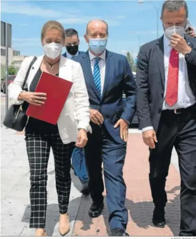  ?? ALBERTO ORTEGA / EP ?? El ministro de Justicia, Juan Carlos Campo (c.), en un acto de entrega de premios a juristas ayer en Madrid.