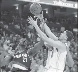  ?? PHOTOS BY JANE TYSKA — STAFF PHOTOGRAPH­ER ?? Klay Thompson (11) battles for a rebound with the Trail Blazers’ Noah Vonleh (21) in the first quarter of the Warriors’ victory over Portland on Monday night.