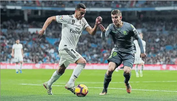  ?? FOTO: GETTY IMAGES ?? Aihen Muñoz encima a Lucas Vázquez durante el partido de su debut en el Santiago Bernabéu