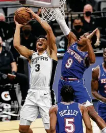  ?? Kin Man Hui / Staff photograph­er ?? Facing a minutes restrictio­n, Keldon Johnson came off the bench for the first time this season in Tuesday’s win over New York.