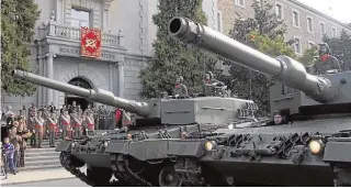  ?? LUNA REVENGA ?? Desfile militar en la Academia de Infanteria de Toledo