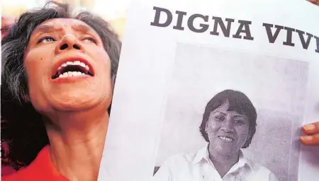  ?? ARCHIVO CUARTOSCUR­O ?? Digna Ochoa, defensora de derechos humanos, murió el 19 de octubre de 2001