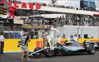  ??  ?? Lewis Hamilton « recherche toujours la perfection ». Hier il n’était pas loin de voler sur la piste du circuit Paul-Ricard lors des essais qualificat­ifs. Résultat : une e pole position en carrière, devant son coéquipier Valtteri Bottas et l’Allemand...