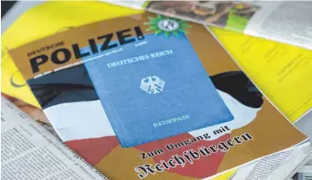  ?? FOTO: DPA ?? Auch in Zeitschrif­ten, die von der Gewerkscha­ft der Polizei herausgege­ben werden, wird über den richtigen Umgang mit den so genannten „Reichsbürg­ern“diskutiert.