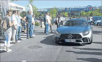  ??  ?? Une balade en voiture de prestige mais aussi un acte de solidarité envers l’autisme