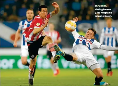  ??  ?? ESFUERZO. Hirving Lozano y Jizz Horgkamp pelean el balón.