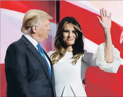  ??  ?? Donald i Melania Trump el 2016 a la convenció que el va elegir candidat presidenci­al republicà