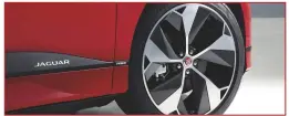  ??  ?? De I- Pace staat standaard op 18- inch lichtmetaa­l. De mooie wielen van de testauto hebben een diameter van 22 inch en kosten ten minste 2542 euro.