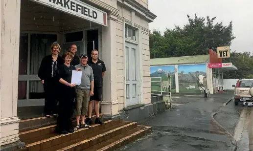  ?? SAMANTHA GEE/ FAIRFAX NZ ?? Wakefield residents
Barbara Smith, left, Delwyn Wasley, Alan Berwick, Geoff Wasley and Stuart Hore want to see an express bus between Wakefield and Nelson.