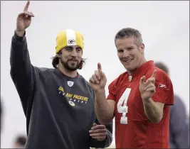  ?? MORRY GASH — THE ASSOCIATED PRESS FILE ?? Green Bay Packers quarterbac­ks Aaron Rodgers, left, and Brett Favre talk during practice in Green Bay, Wis., on Jan. 16, 2008.
